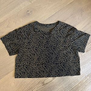 Monrow Mini Leopard Cropped Ex-Boyfriend Crew Tee in Leopard Size Medium